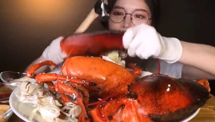 妹子挑战35斤"大龙虾",以为大胃王,掰开一看,网友:当我傻?