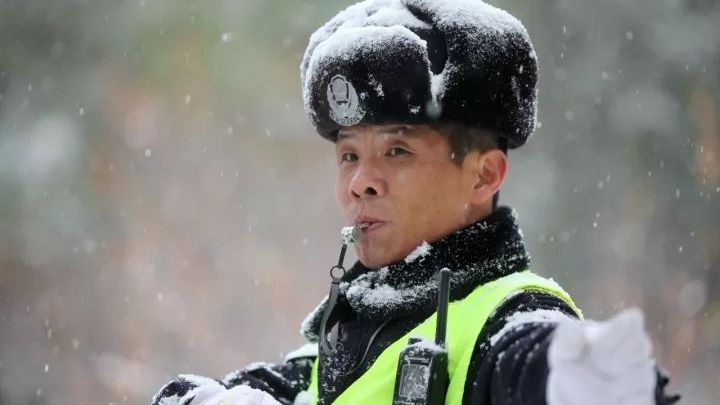 泰安环山路旁跪地救人,人工呼吸,胸外按压.又是他韩建军!