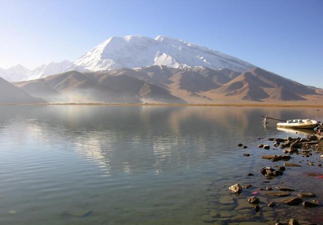 中亚第一奇湖,湖泊辽阔却没有鱼类生存,并且每天都变换颜色