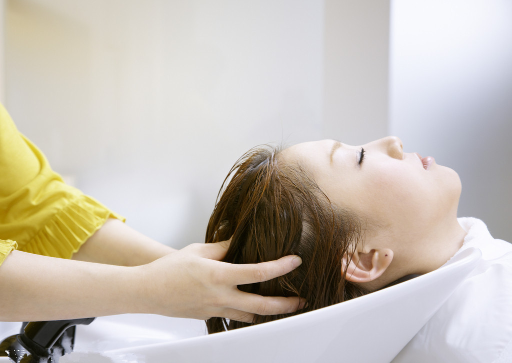 头皮上,摸到硬硬的小疙瘩是什么?别再乱猜了,文章告诉你答案