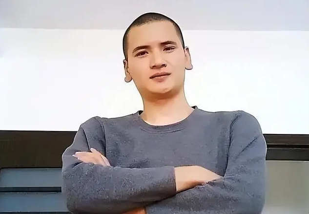 中国最帅和尚释明心:放弃铁饭碗出家,是逃避现实还是向往自由?