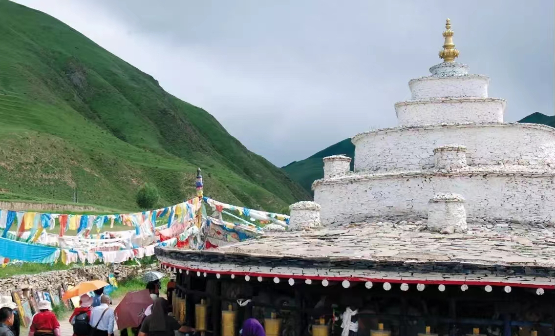 青海称多县通天河畔尕白塔:聚集十万空行,与莲师铜色吉祥山无别