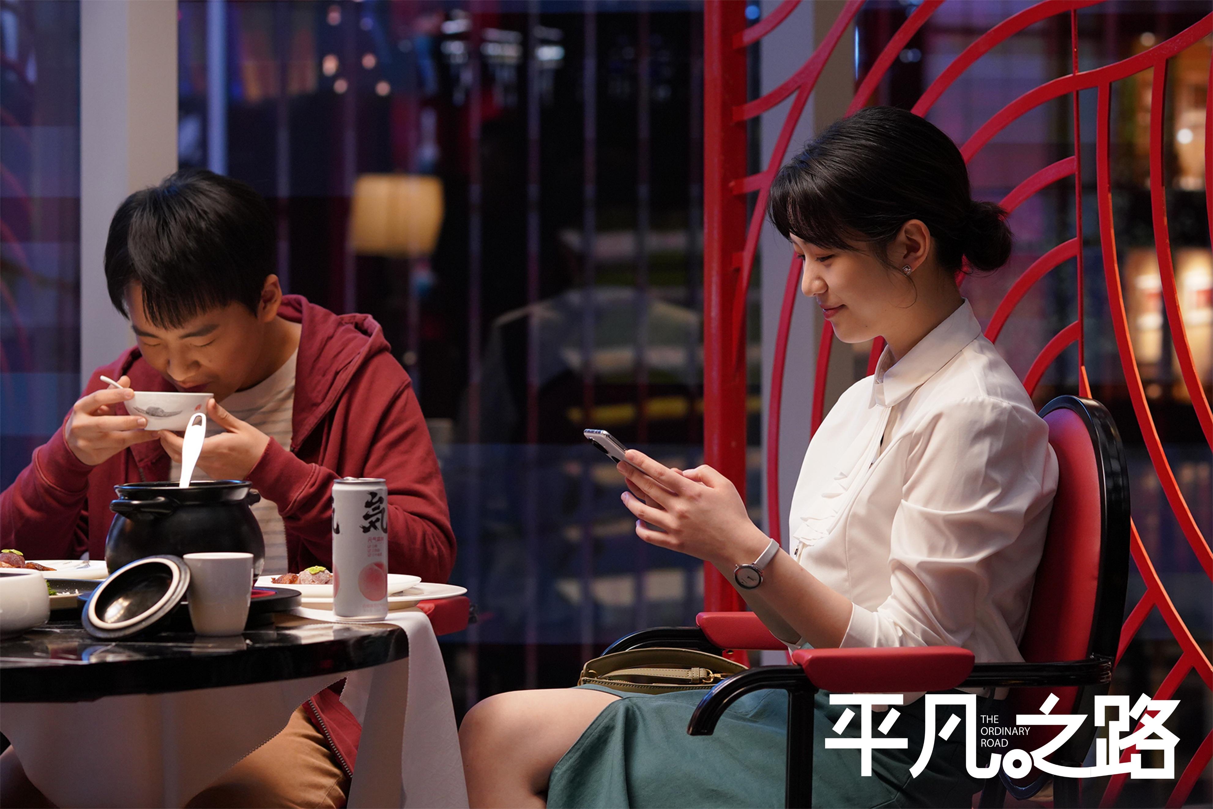 央媒发文表扬《平凡之路》,女n号演技惊艳众人