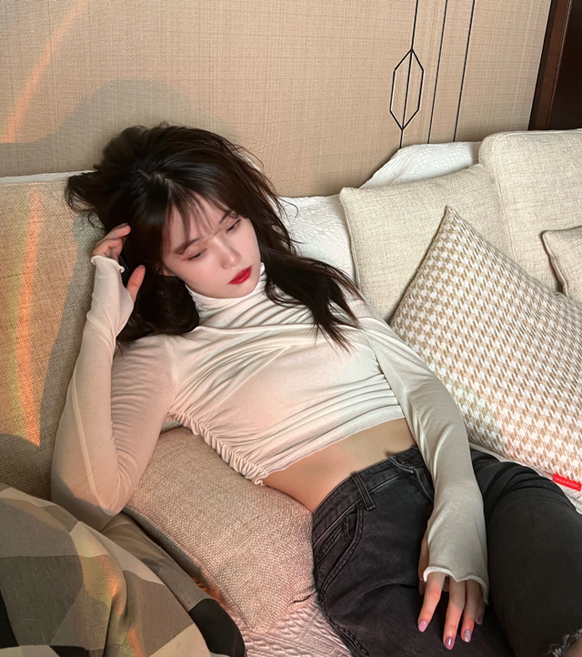 小钰太敢穿了!白色透视上衣秀出魔鬼身材,网友:电竞纯欲天花板