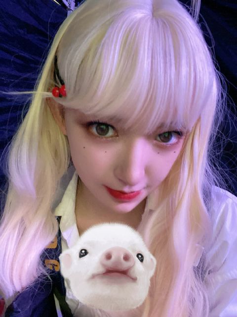 程潇自拍秀雪肤 白发配精致妆容美如洋娃娃