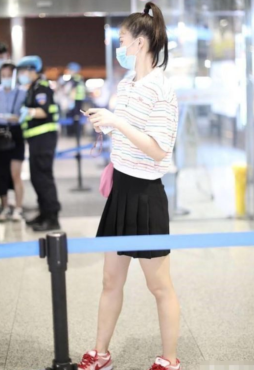 疑金晨新恋情曝光!与小鲜肉酒吧同乐,两人喝醉后一起回到小区