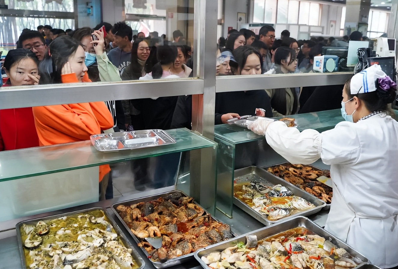 云南大学食堂真的好良心,肉菜最贵的45元,素菜最贵的15元