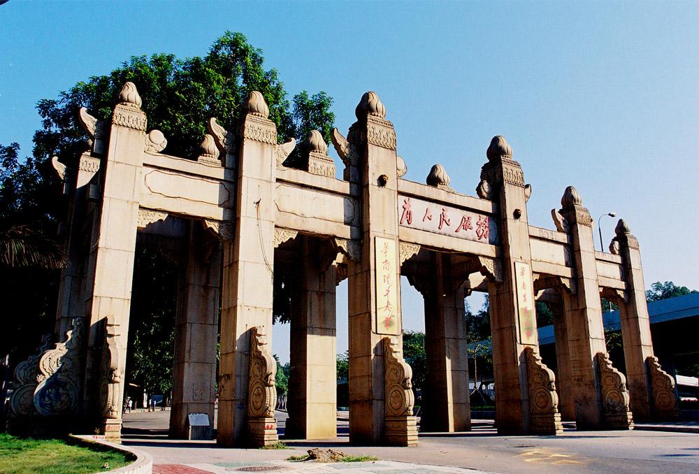 相较之下,郑州大学在校生人数高达7万多,开设了100多个本科专业,在