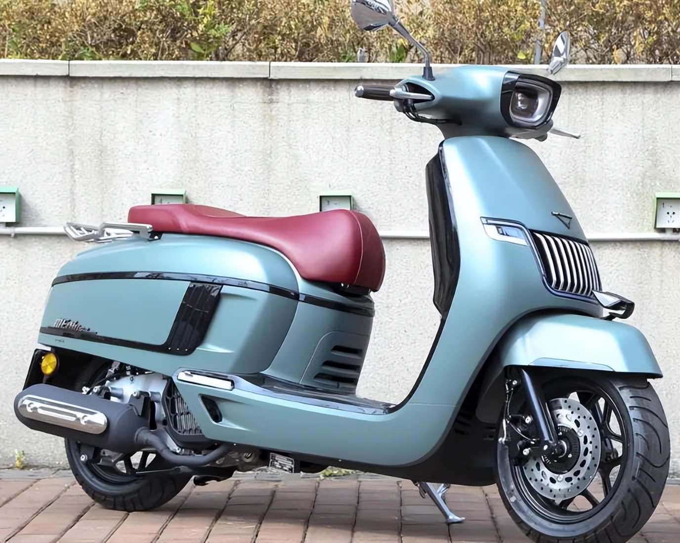 颜值不错!摩枭150水冷踏板上市,配备12升大油箱