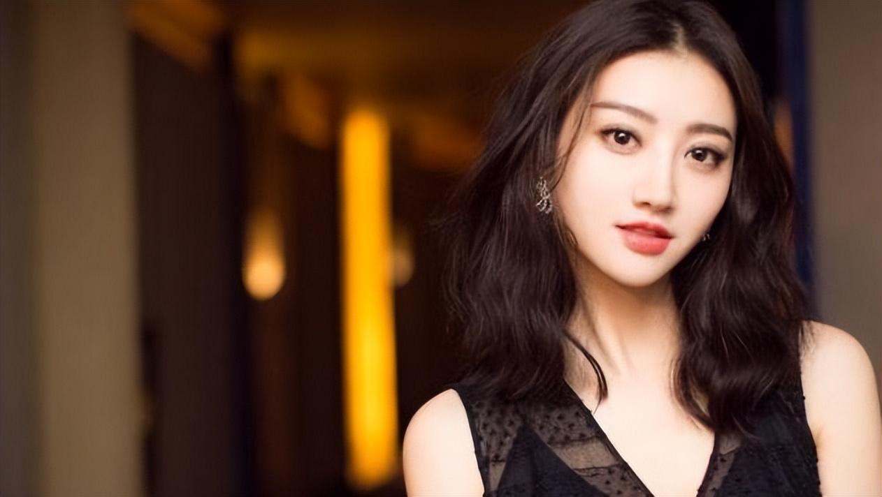 的确,恋爱的时候,景甜和张继科互见了双方家长,还商量一起买婚房,结婚