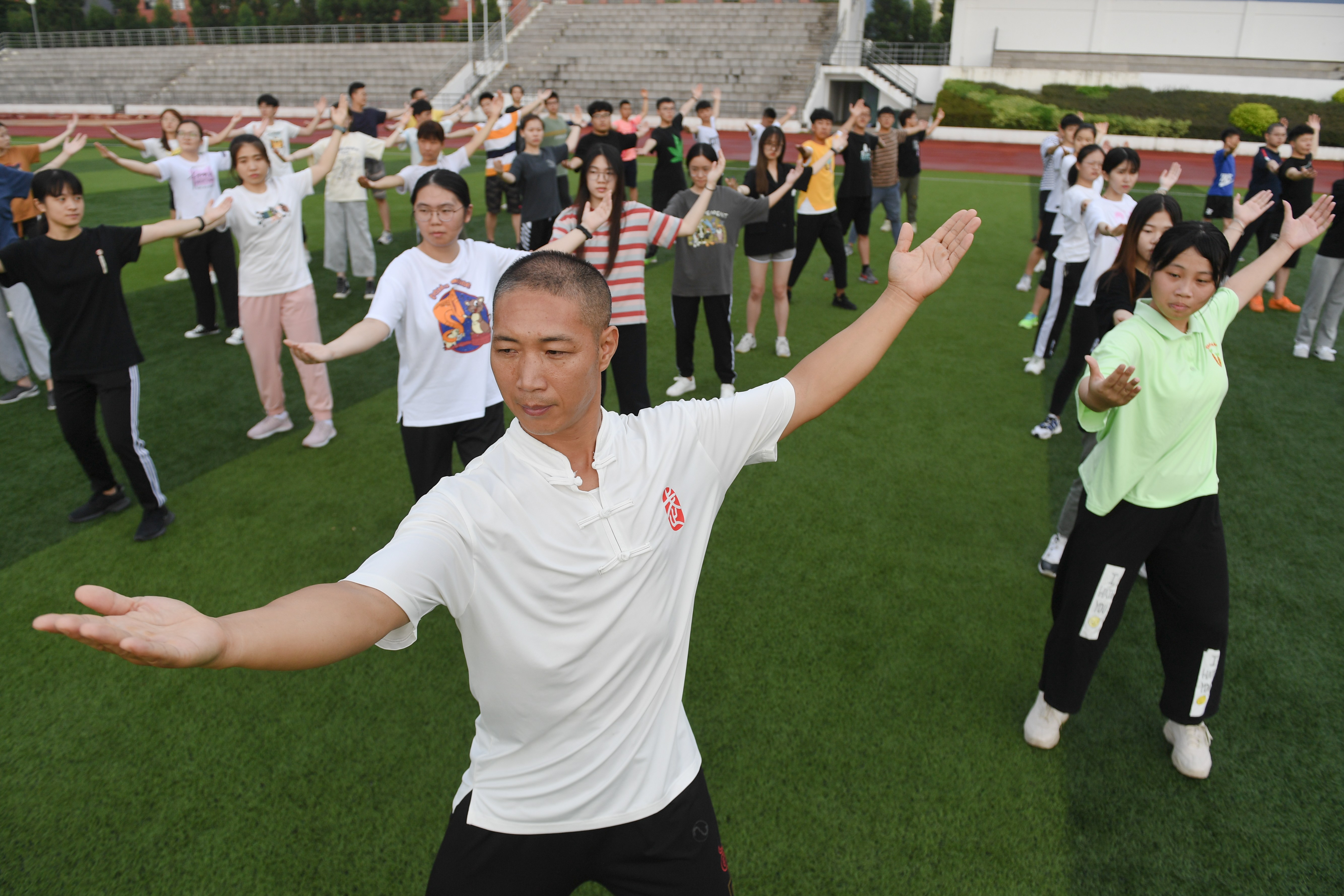 福建中医药大学:师生开学习练传统养生功法强身健体