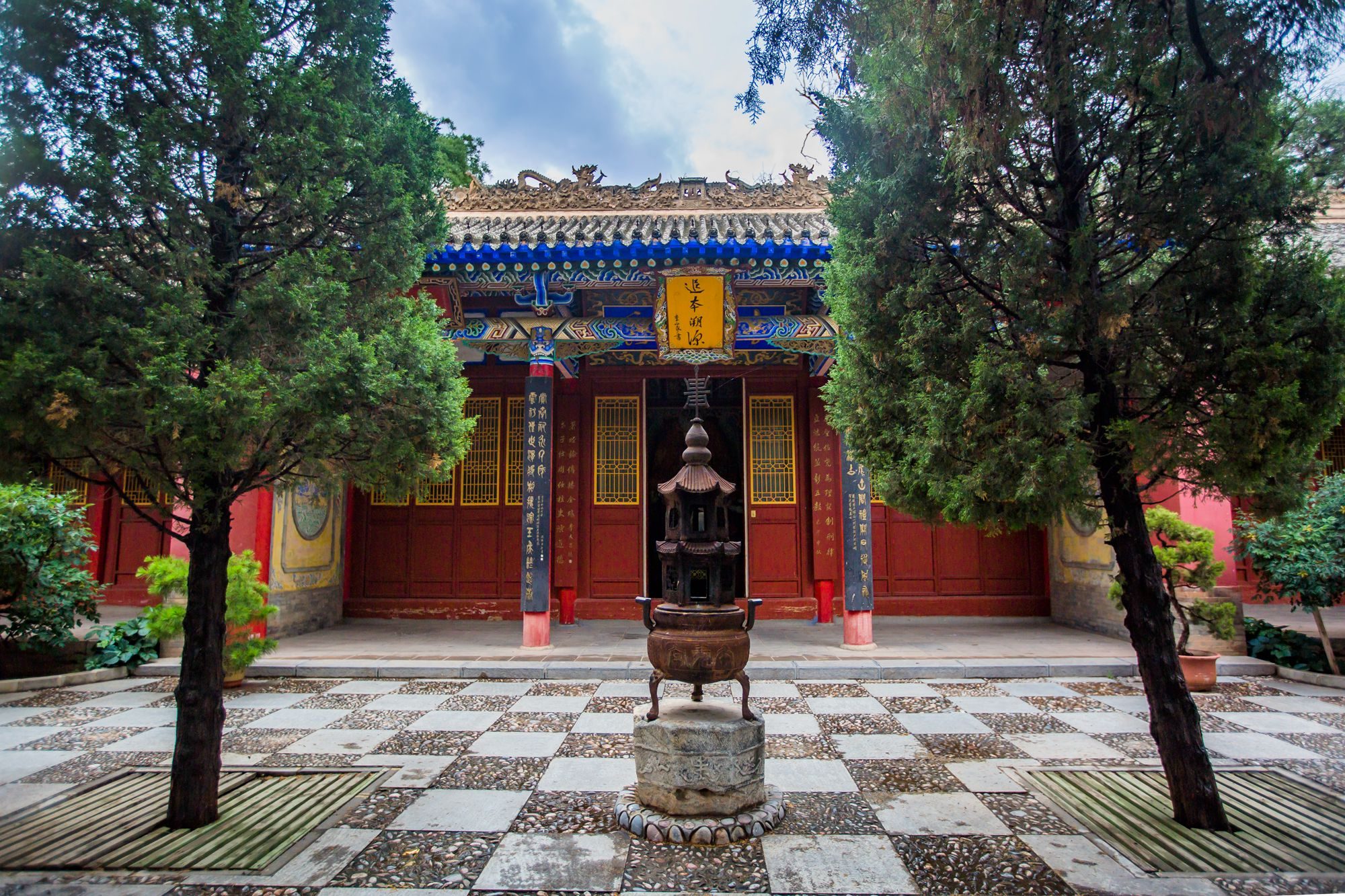 甘肃陇西有一座李家龙宫,历经1400多年历史,全球李氏都在此祭拜