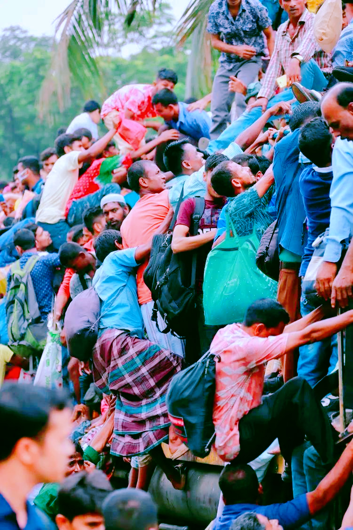 一年上万人死?印度火车"挂票"到底有多疯狂