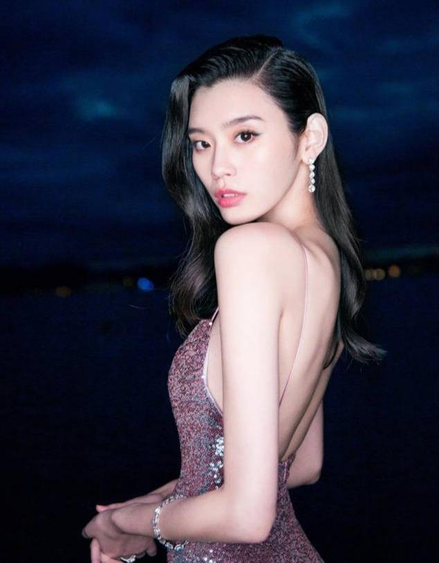 赌王何鸿燊长孙正脸曝光,奚梦瑶抱儿子手法生疏,网友直呼不称职