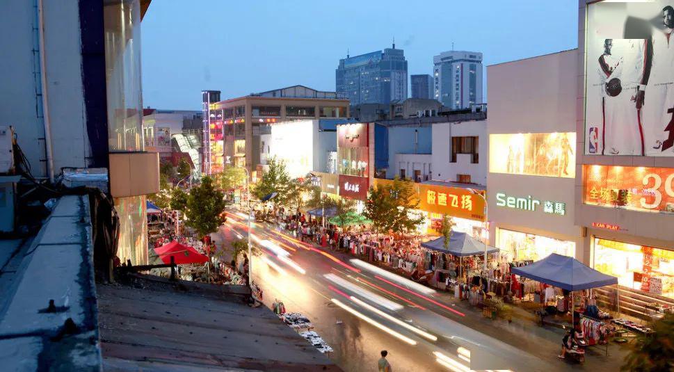 网红在大连打假商铺缺斤短两,结果整条美食街关门了!