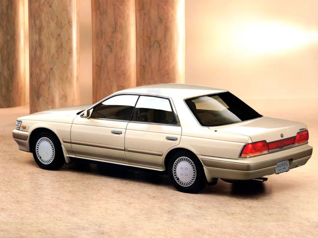 无框车门 & 后驱 丨 90年代初的日产桂冠六代/nissan laurel c33