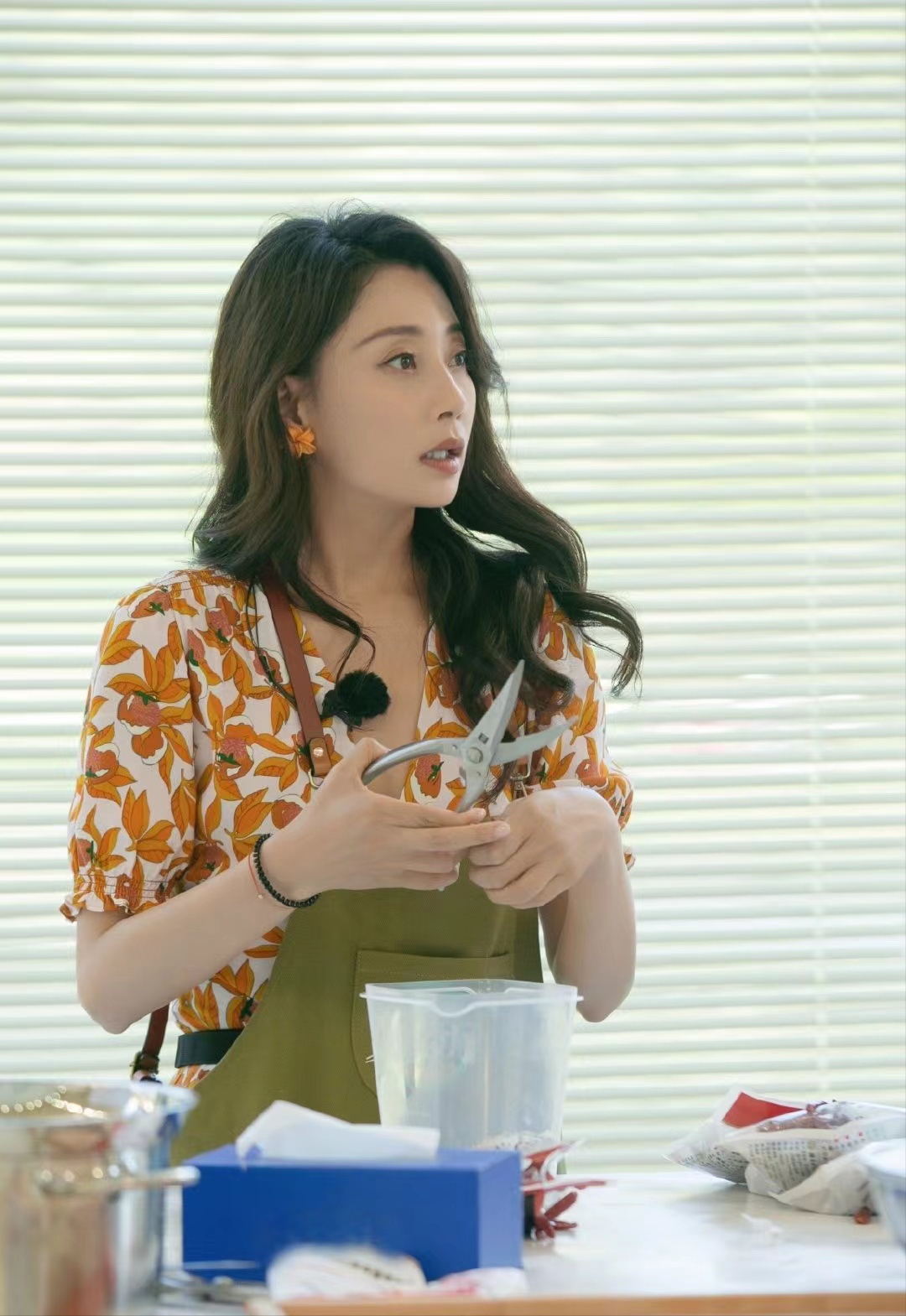 《中餐厅6》殷桃综艺首秀,靠健身保持身材的人,精气神不一样