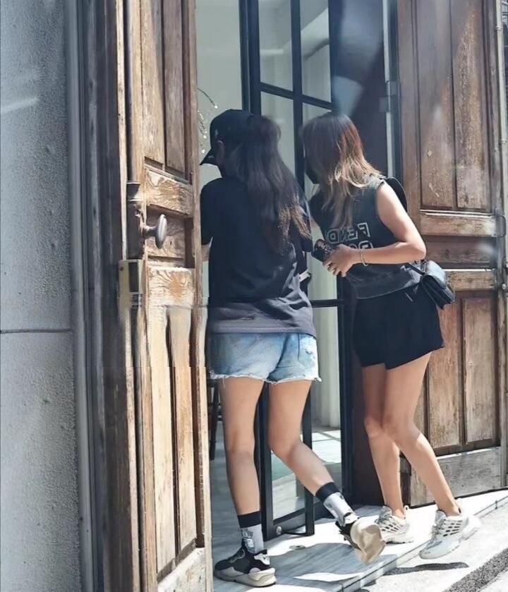 安以轩近况曝光!造型时尚状态超好,好友还透露她没有和老公离婚