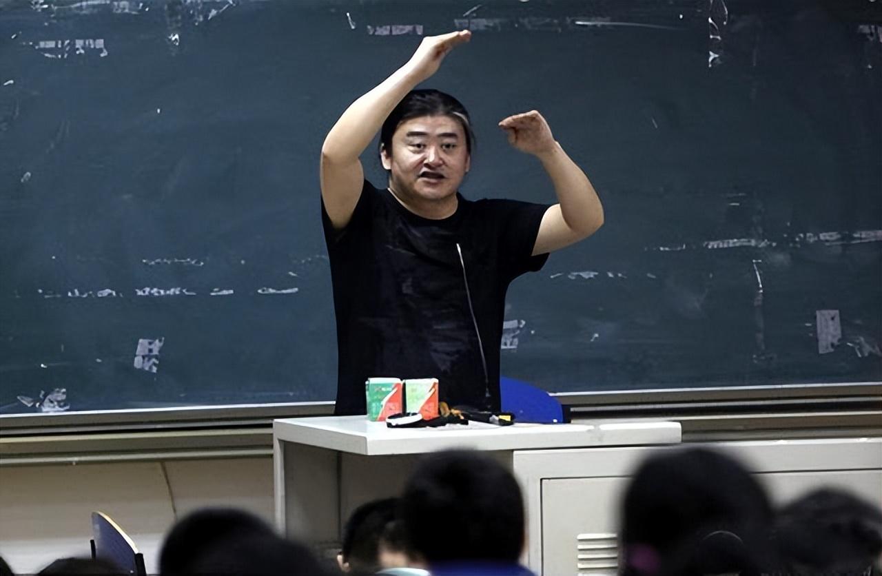 6,刘欢:当老师不赚钱,别人不愿意干我来干