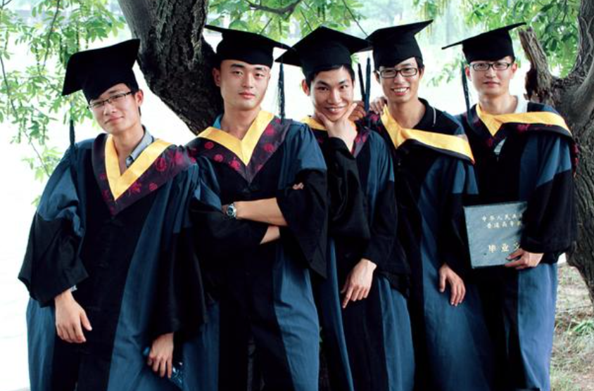 大专别来凑热闹,专科生穿学士服拍照引争议,没学位证穿啥学士服