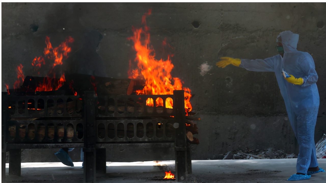 印度噩耗不断传出,死者遍地焚尸炉都被烧坏,更可怕的事情发生