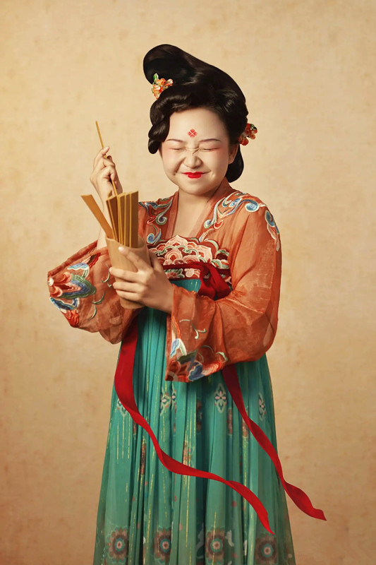 辣目洋子胖得很妖娆,穿唐代裙装飘逸华美,有了"仕女图"神韵