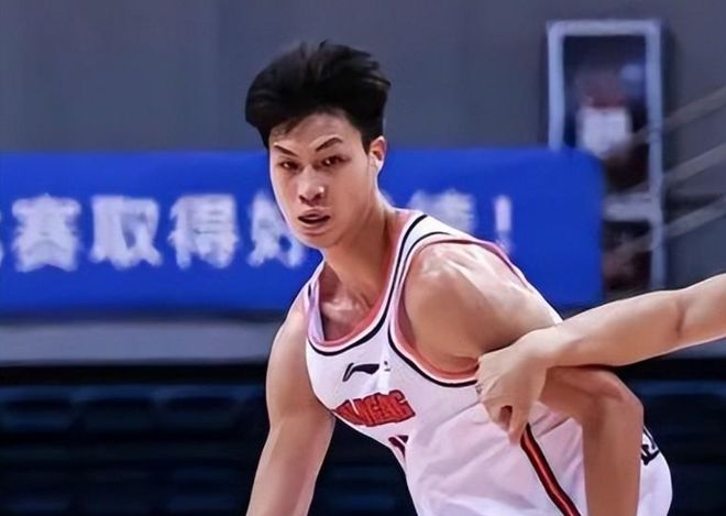 15 5!广东后卫小将怒吼宣泄,攻防两端打出成绩,杜锋摸头表扬