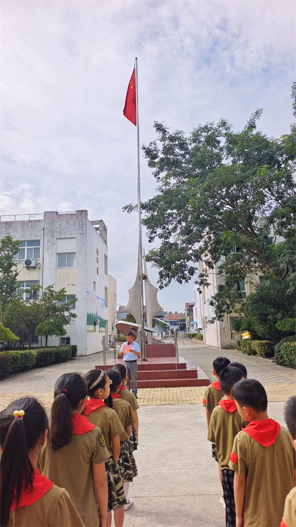 国旗下成长阳光中启航盱眙县黄花塘镇中心小学举行新学期升旗仪式