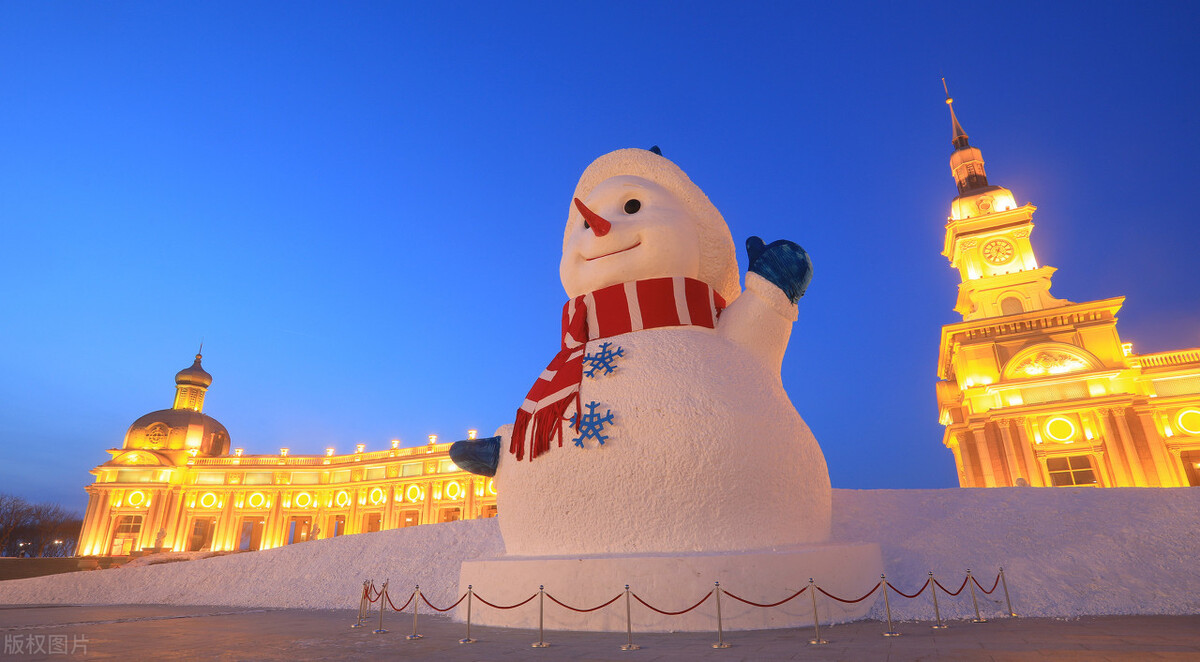 哈尔滨江边雪人图片