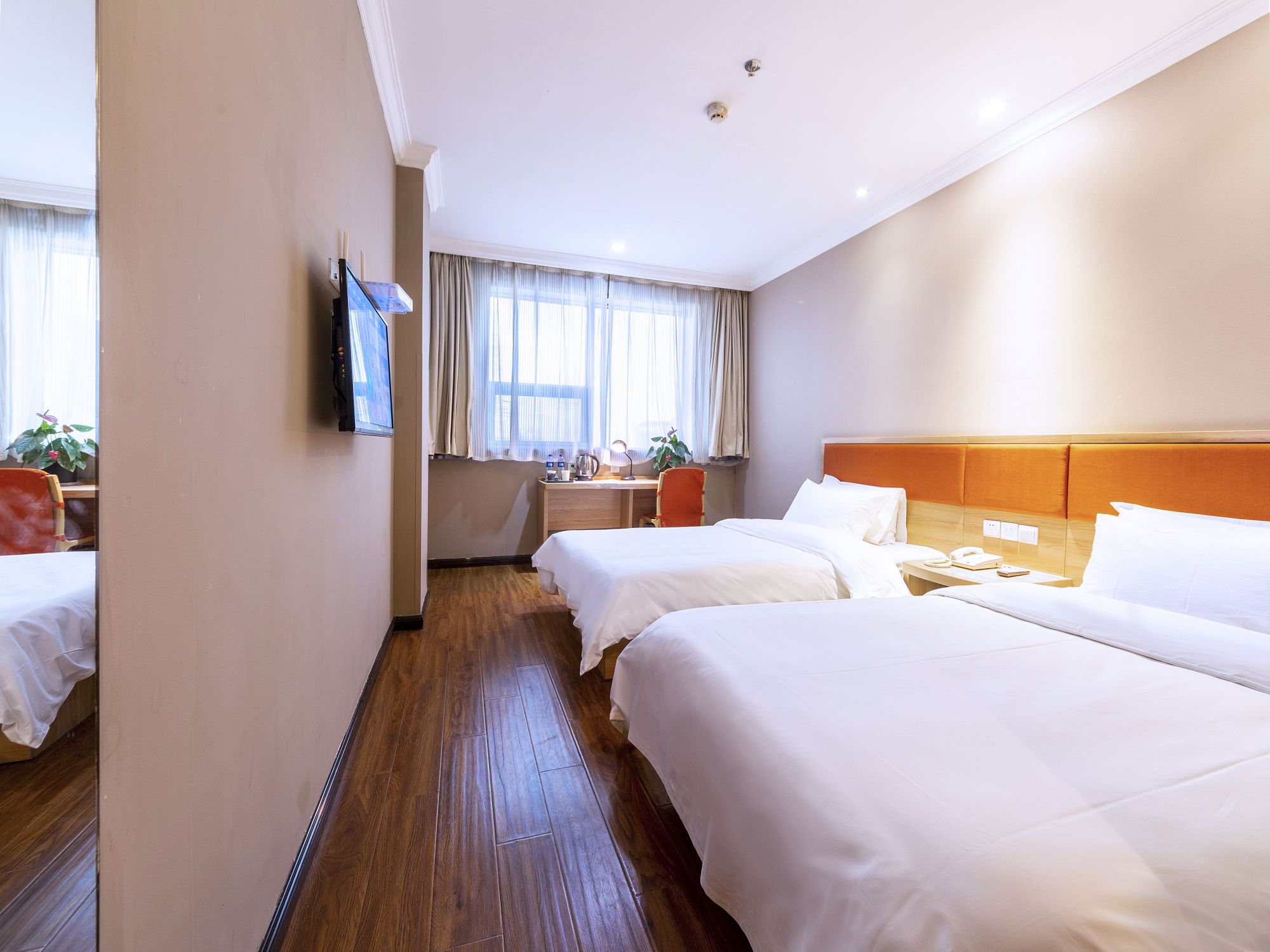 陕西咸阳转让费180万,月租金13万的115间怡莱酒店转让