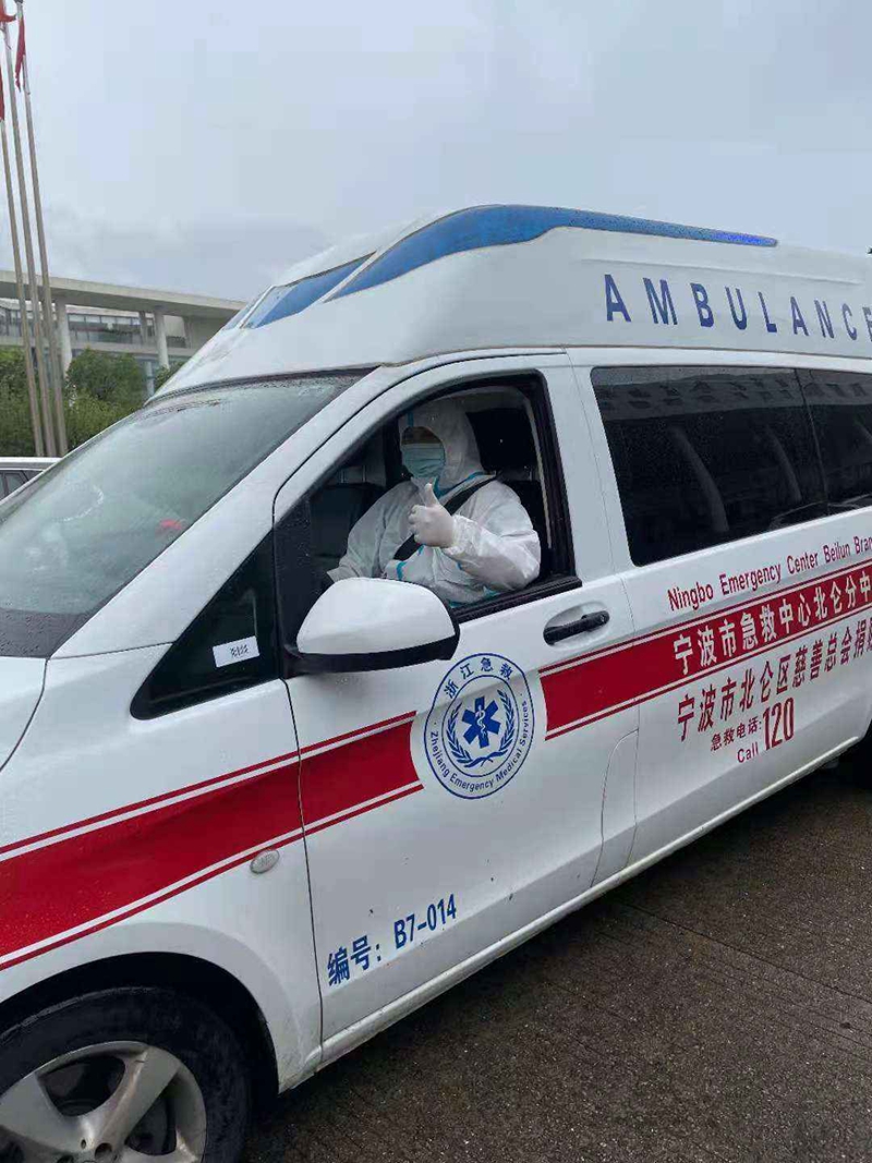 疫情前面显担当,宁波北仑公交司机"转行"开起救护车