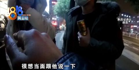 姑娘闯红灯被罚,怒斥交警后拥抱认错