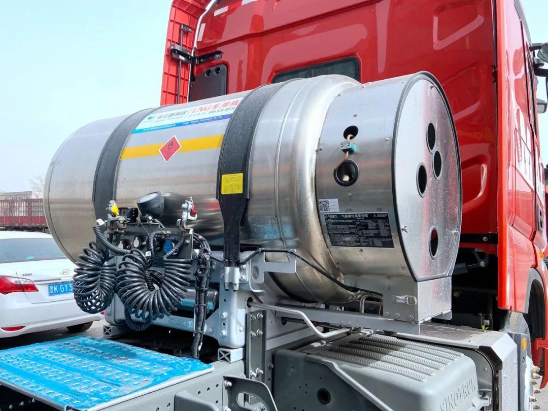 配530马力潍柴燃气机 重汽豪沃max百公里省气3kg