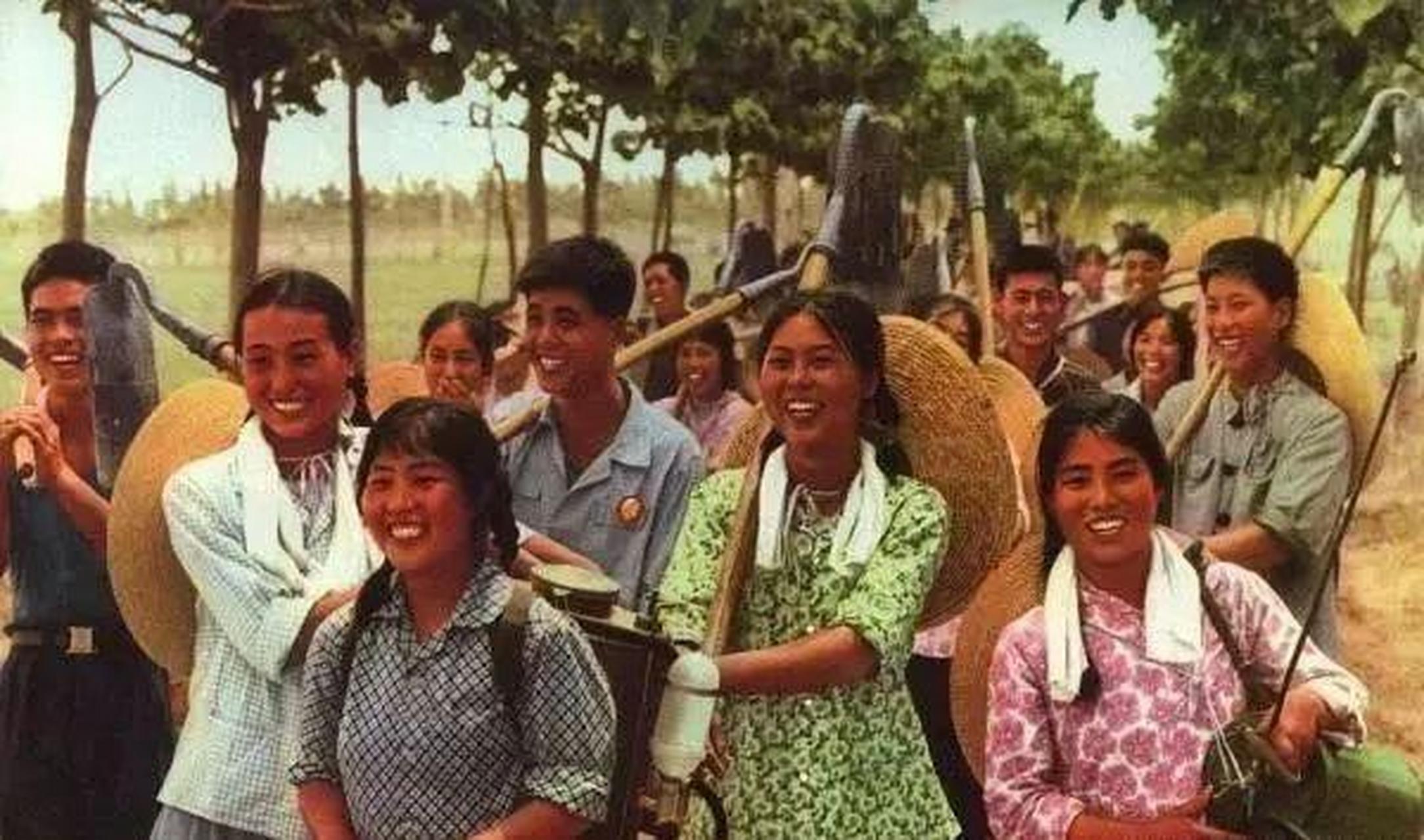 这组60年代知青下乡农村生活的珍贵罕见彩色老照片,记录了一个时代的