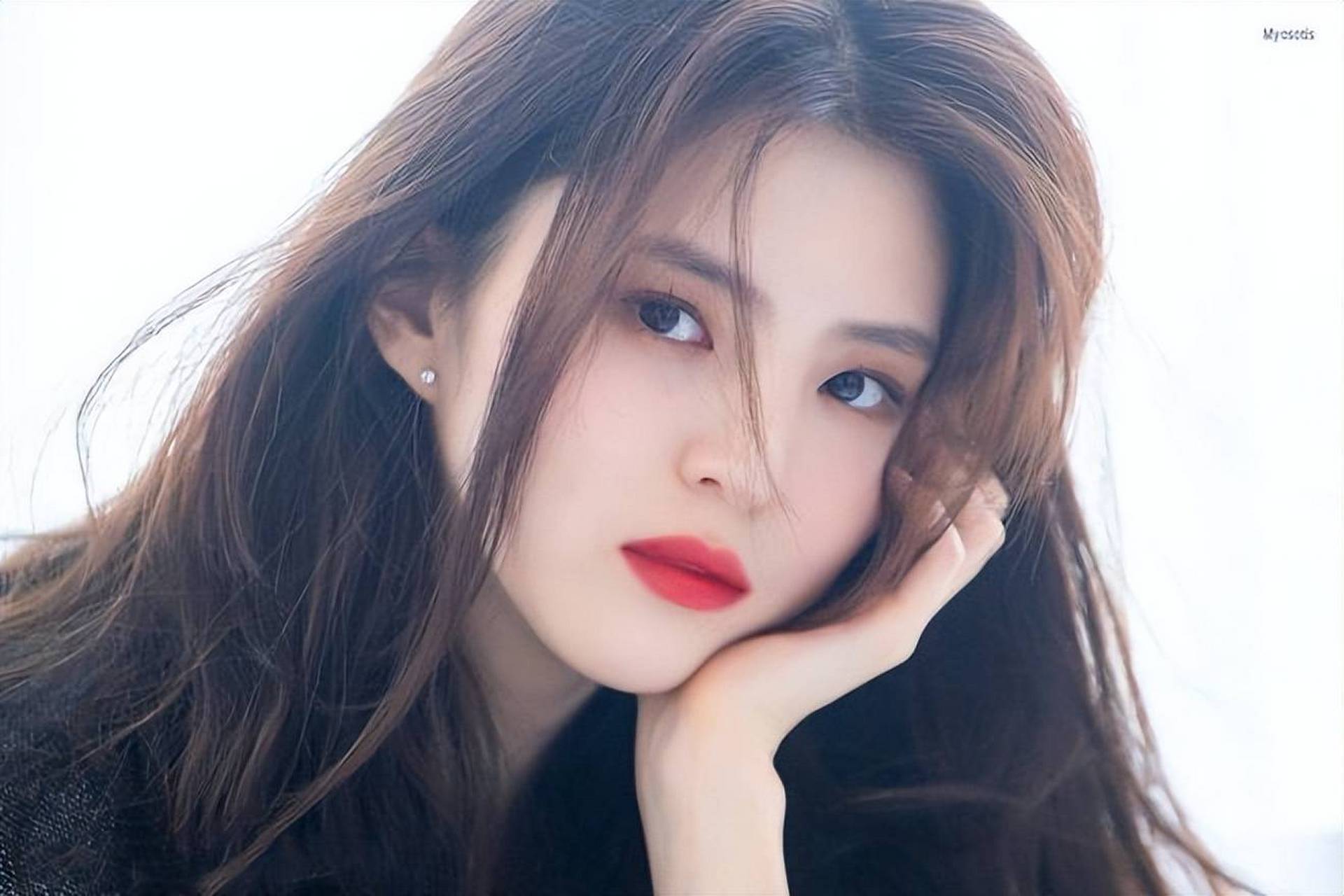 她的鼻子与以往不同,变得更加尖挺,面部也有些浮肿,让不少网友怀疑她