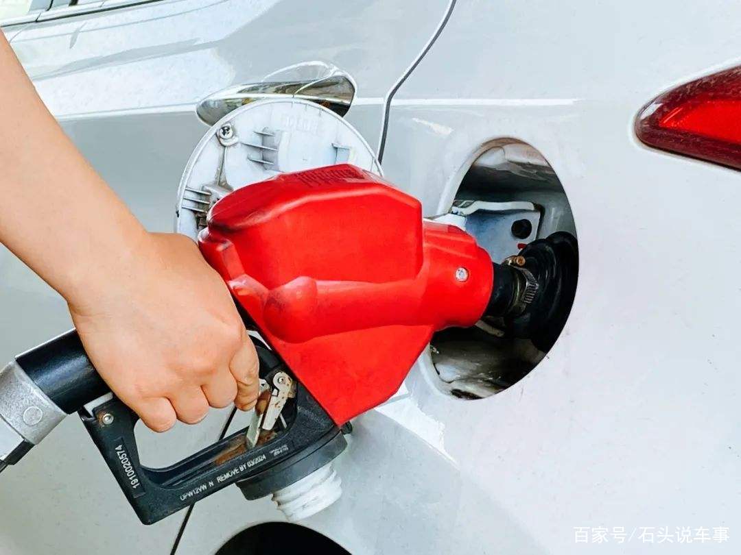 油价“九连涨”后首次下调 汽、柴油价格每吨降低225元和220元_央广网