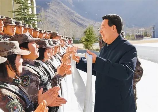 省级党委书记,军区政委一同看望驻藏解放军,强调了这一要求