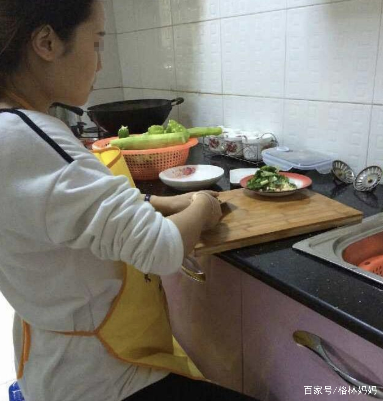 妻子在厨房做饭的5分钟