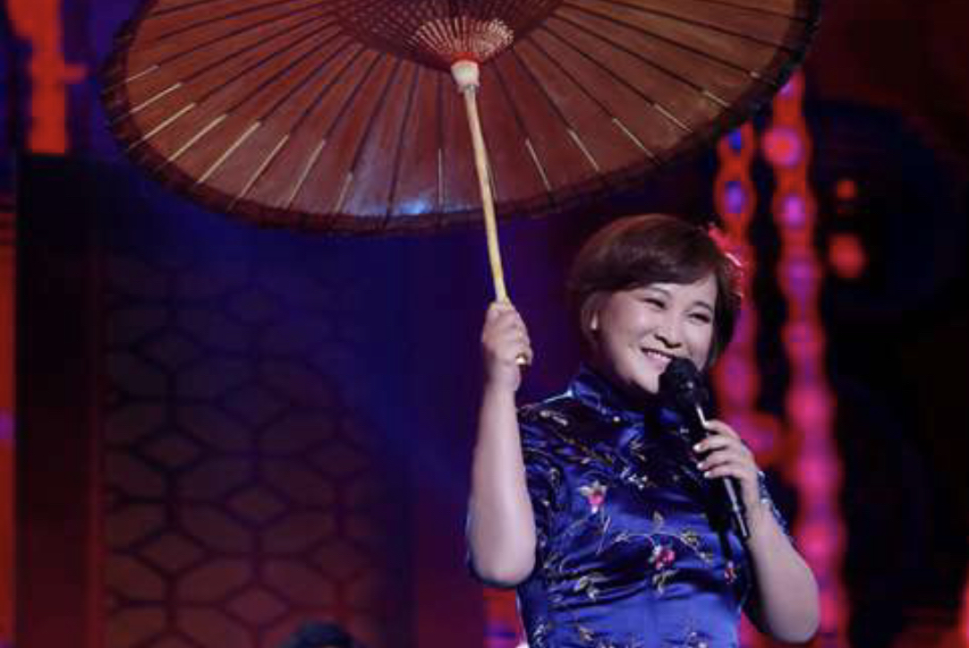 贾玲胖得坦荡荡,挑战"彩色旗袍"还挺有韵味,骨子里的自信真美