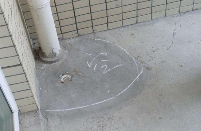 阳台没地漏,洗衣机排水成难题,雨水管打不了孔,那就这样做吧