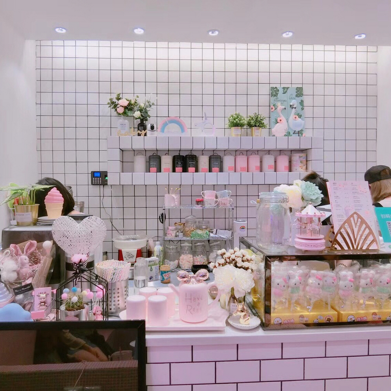 hi sweety在南京的甜品界人气超旺的.虽然店铺不大,但是布置很精致.