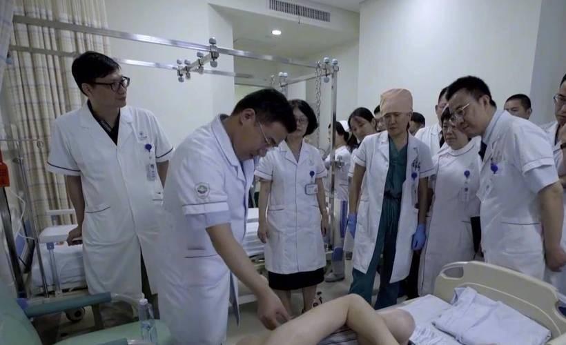 折叠人李华骨头被敲断4次植入22颗钢钉如今重获新生