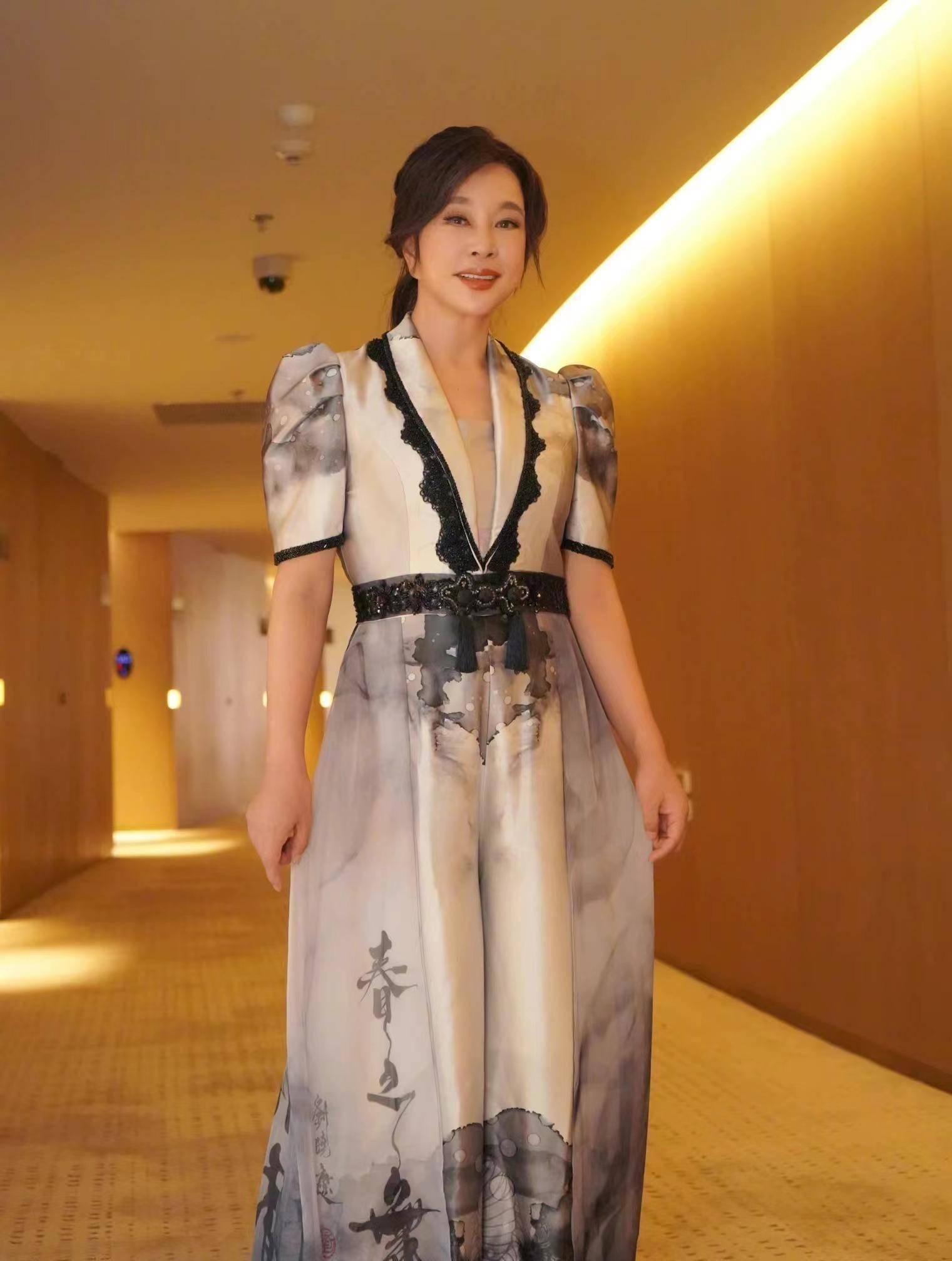 刘晓庆的穿搭风格展现时尚与气质的完美结合