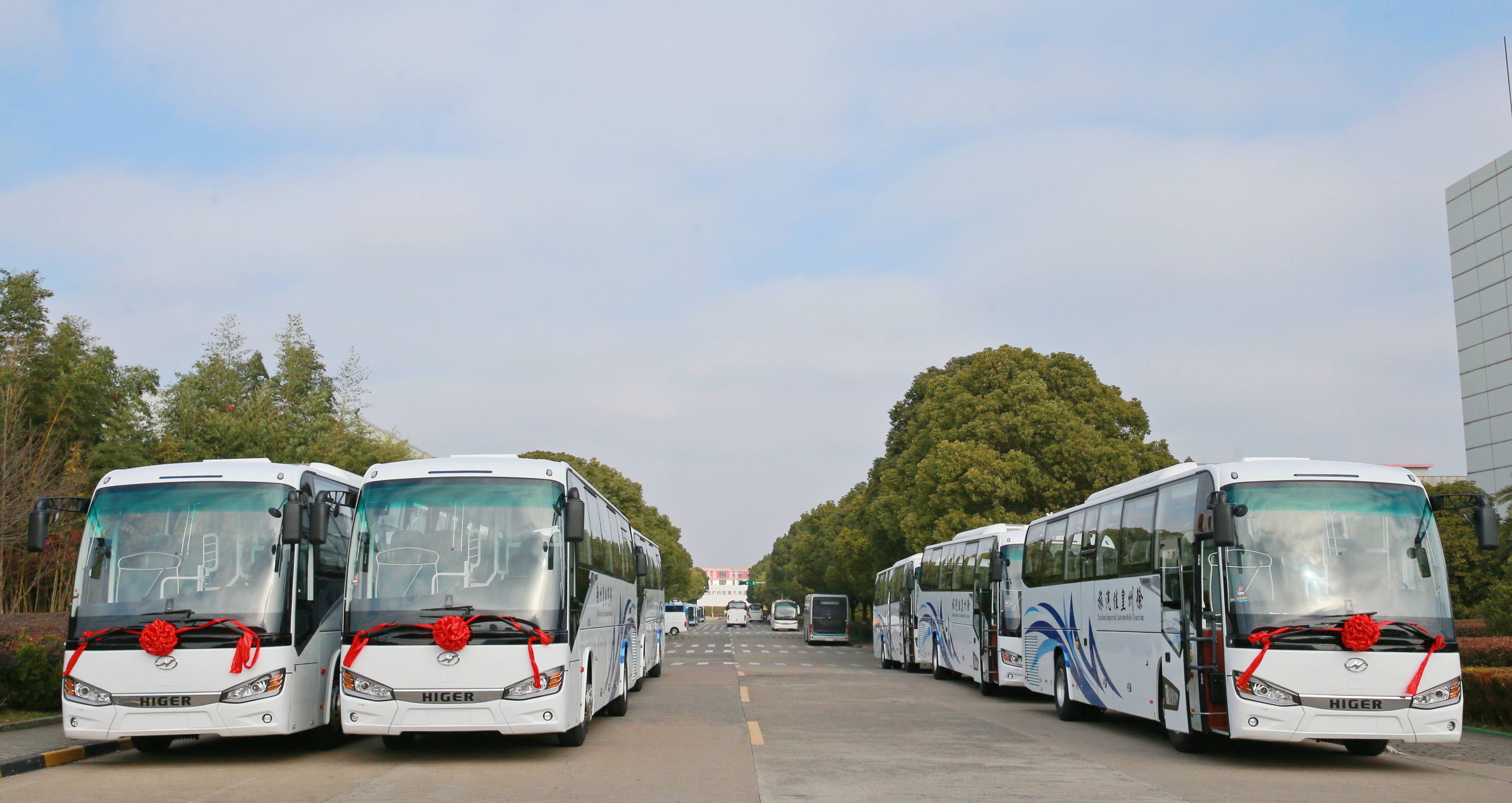 皇佳旅运携手苏州金龙开往旅游客运"春天"