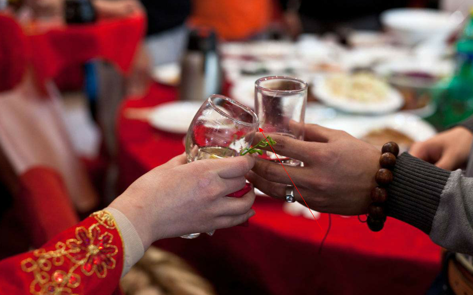 餐桌上给长辈或领导敬酒要注意,职场礼节要注意,都是为了生活