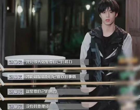 刘耀文回校上课,穿白色校服站教室门口,素颜很帅被同学围观