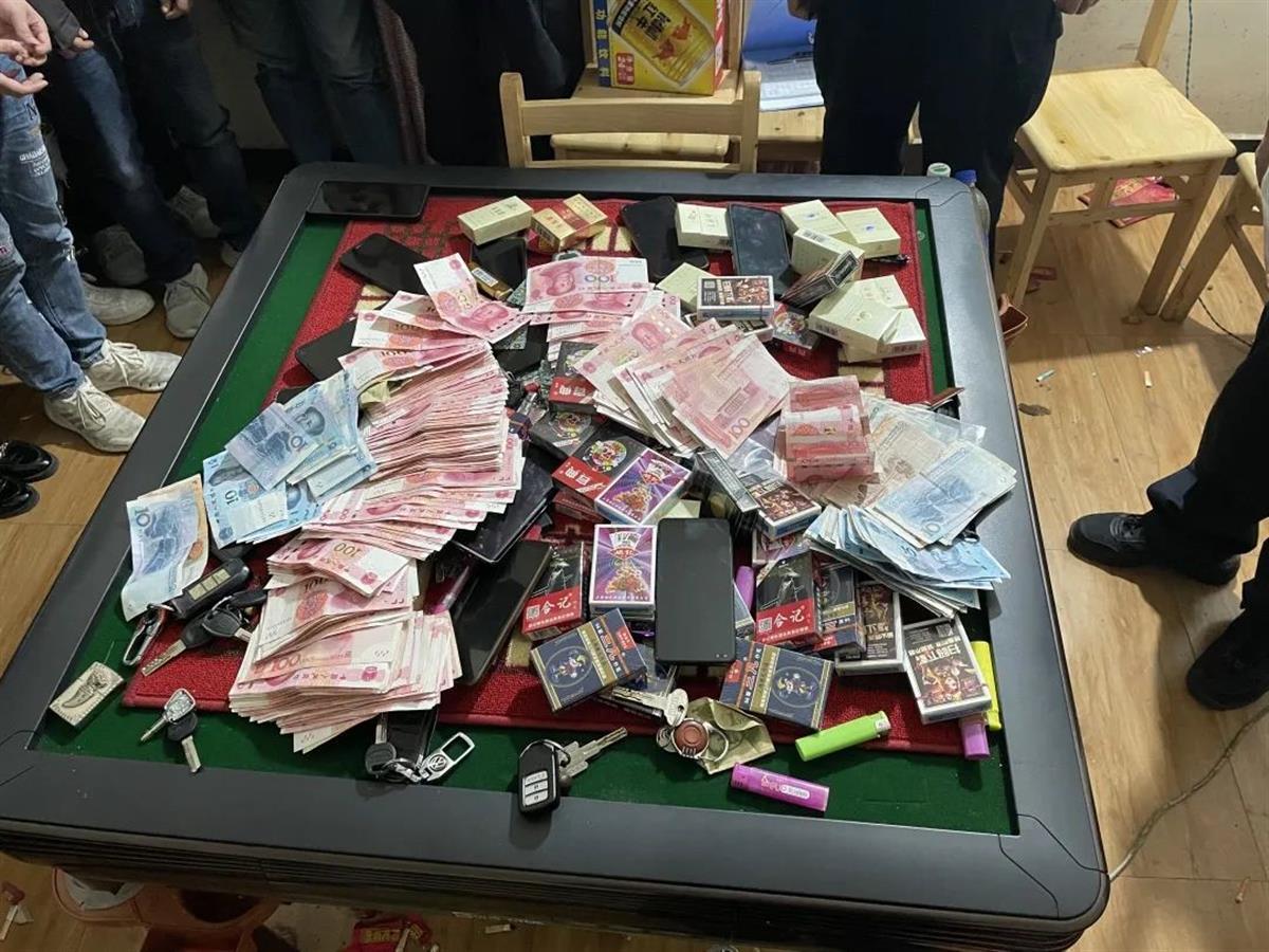 当场抓获14人!咸宁温泉警方成功打掉一聚众赌博窝点