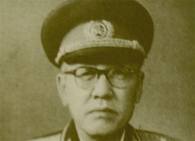 这个军第二副军长是中将,第一副军长也是中将,为何军长仅为少将