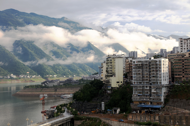 高峡平湖夏日云美物流忙