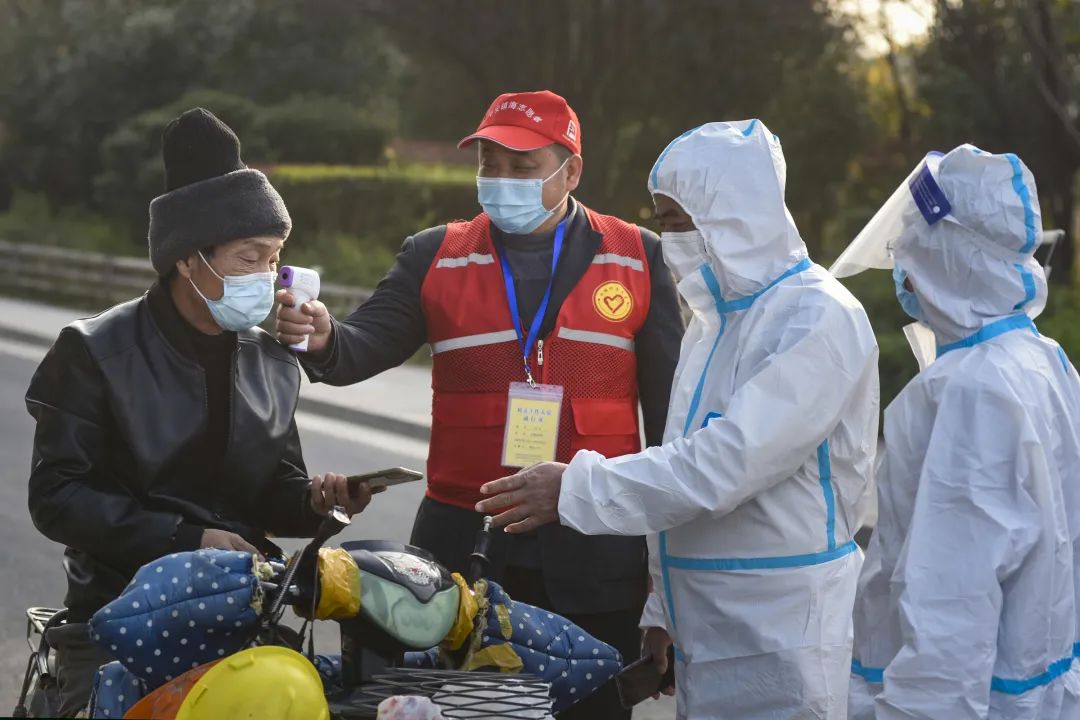 抗疫感人照片瞬间图片